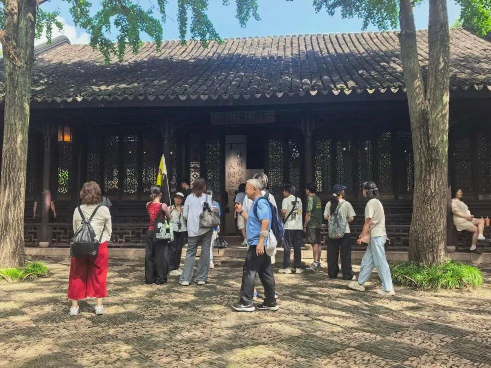 远香堂前团队留念