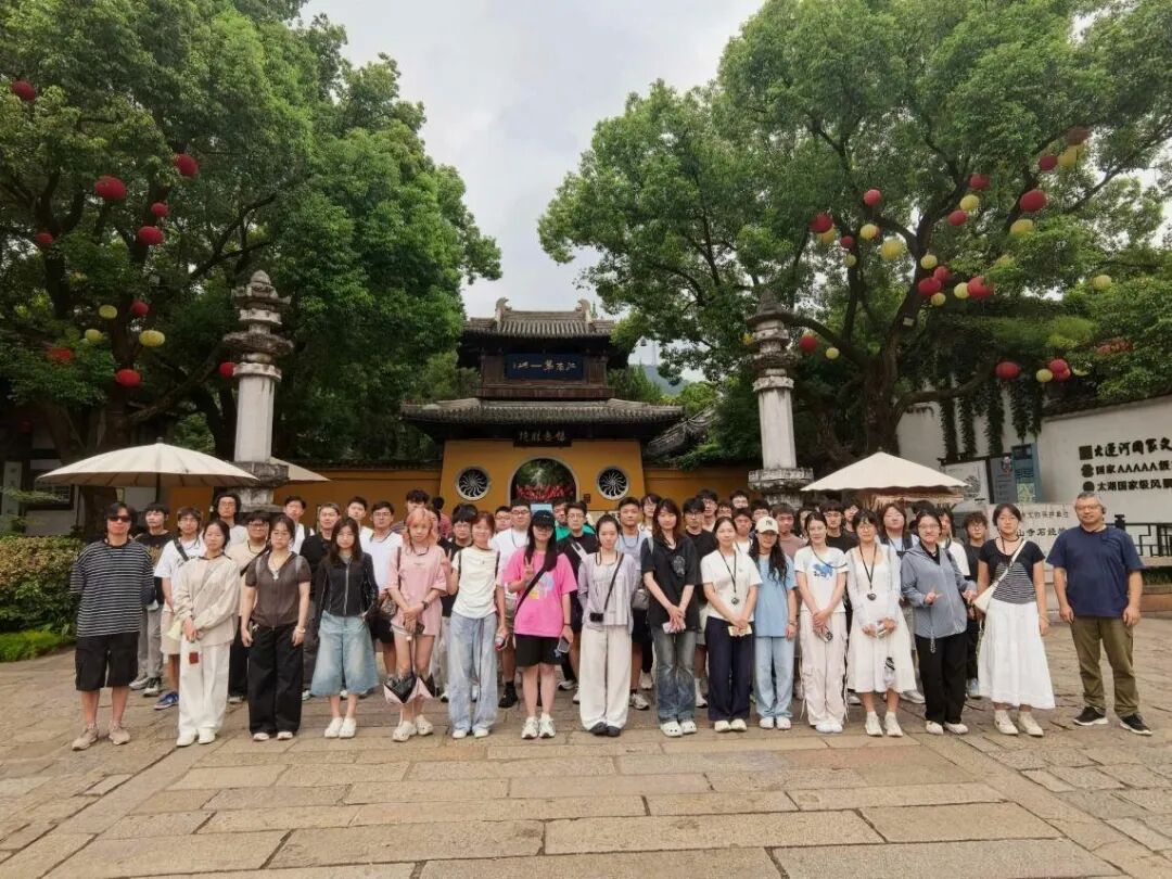 惠山古镇寄畅园牌坊前合影