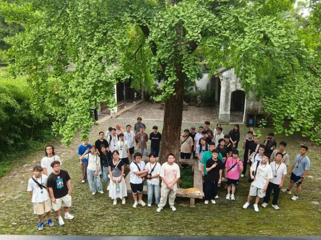 寄畅园古树下合影