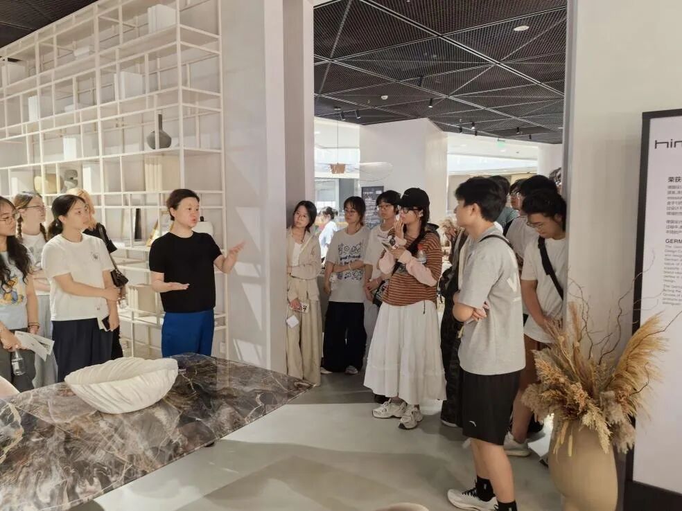 喜盈门展厅，杨蕾老师介绍品牌历程