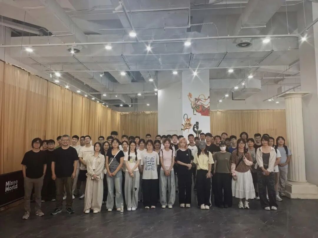 Day 1 · 无象之境展厅前合影